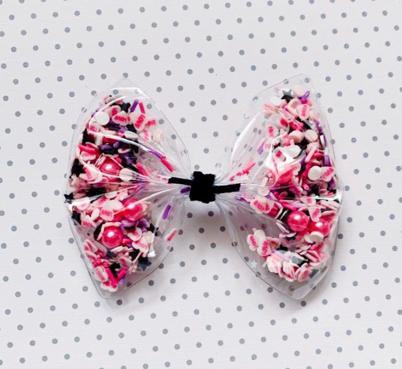 Oversized L.O.V.E convo heart shaker bow