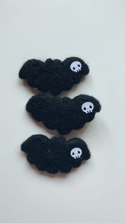 Skull bat clip