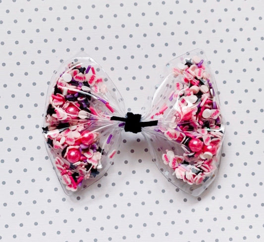 Oversized L.O.V.E convo heart shaker bow