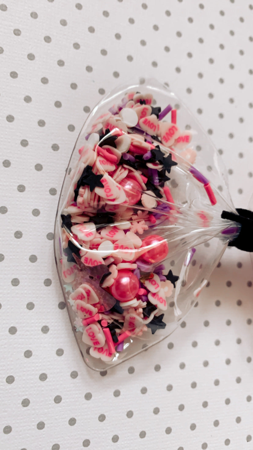 Oversized L.O.V.E convo heart shaker bow