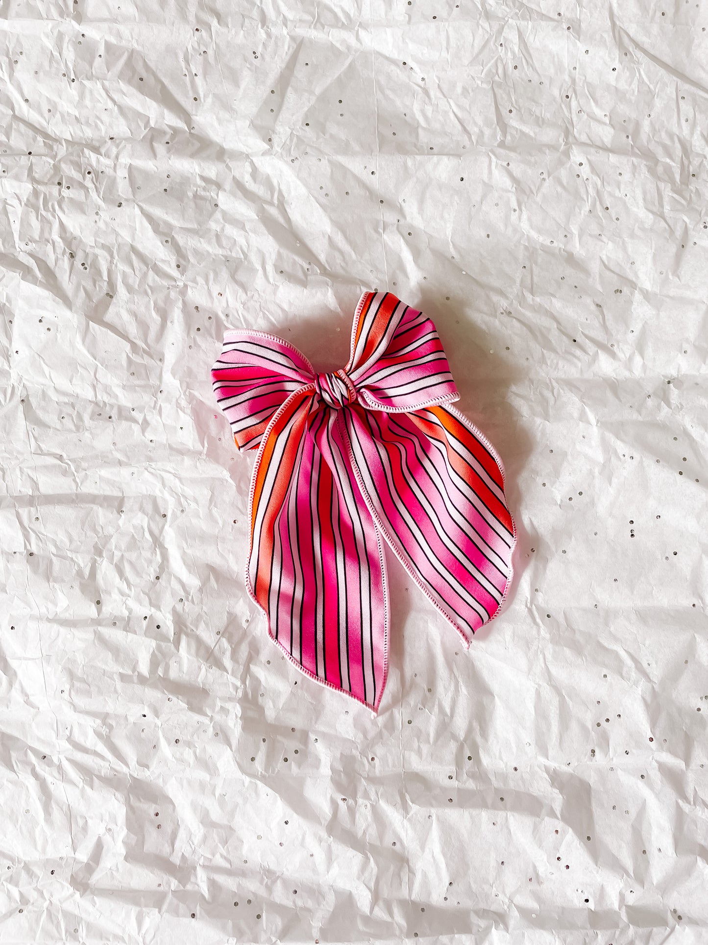 Oversized outlined stripes