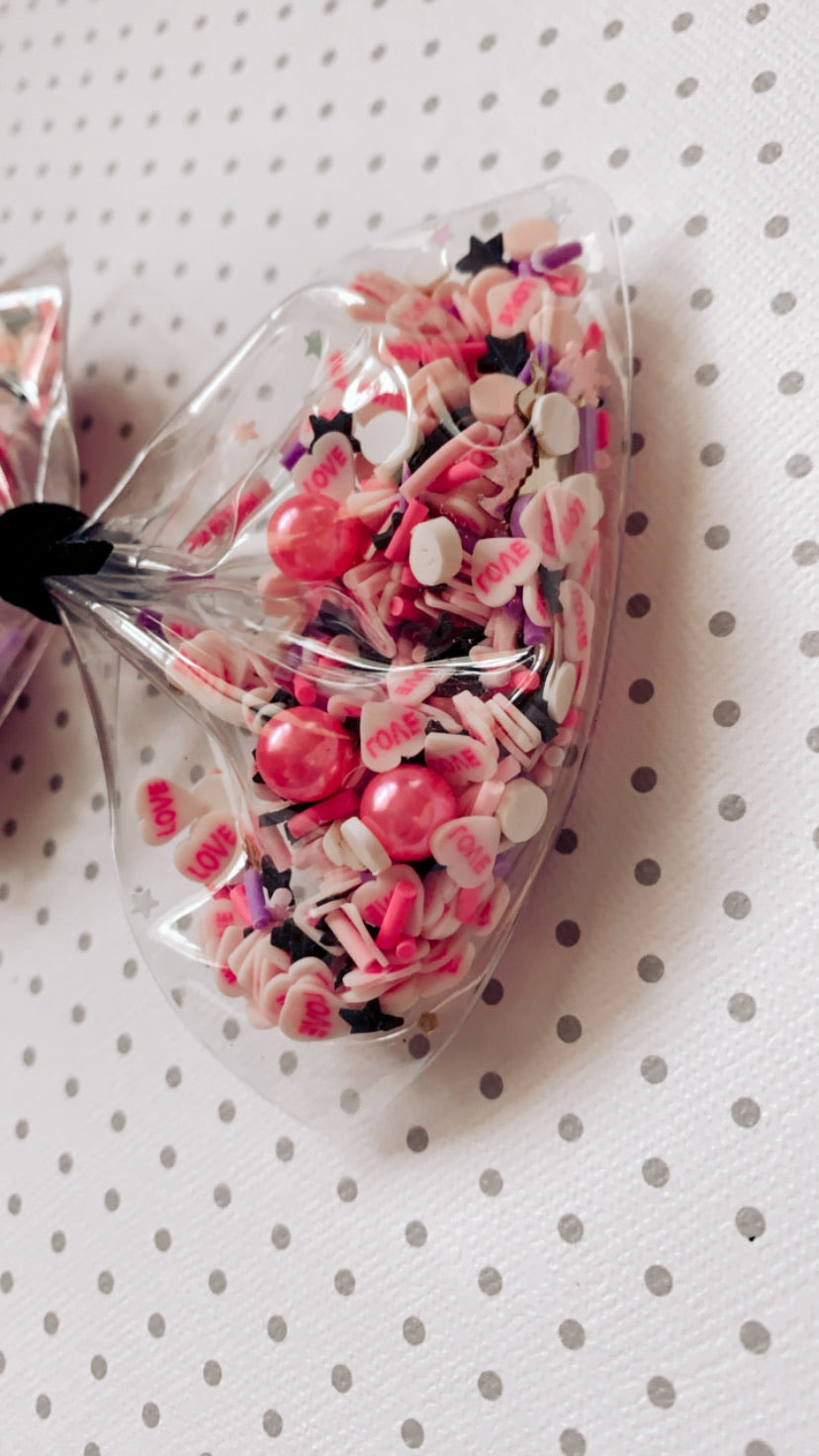 Oversized L.O.V.E convo heart shaker bow