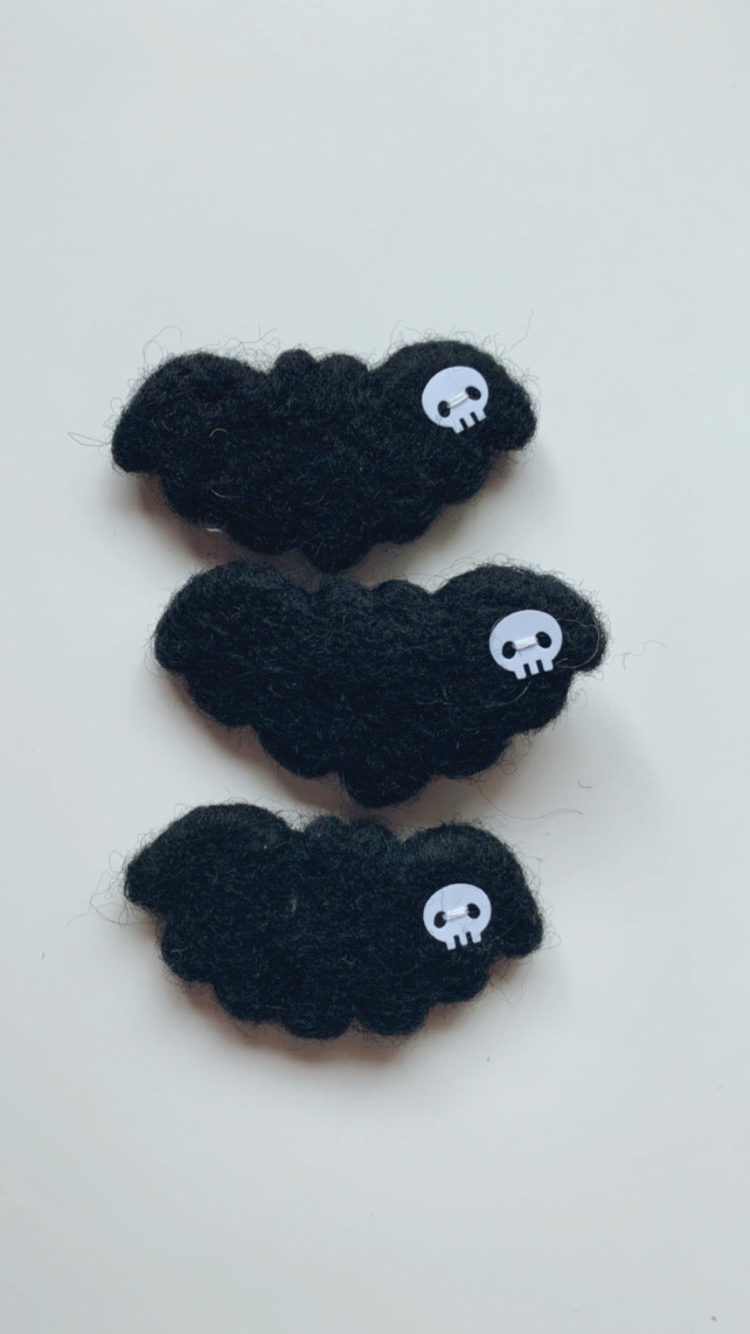Skull bat clip
